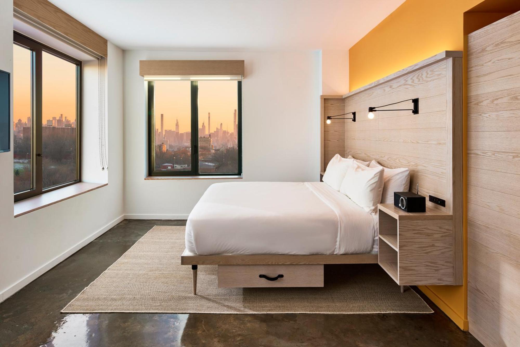 Radio Deluxe Queen Room